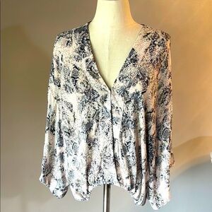 On The Road snakeskin print RELAXED fit blouse pale pink purple dolman sleeves M